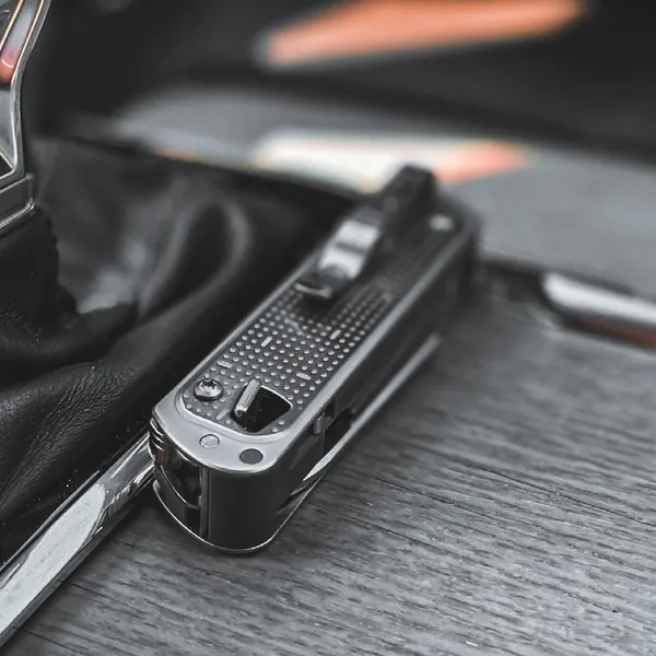Leatherman Free™ T4 Multi-Tool - Navy